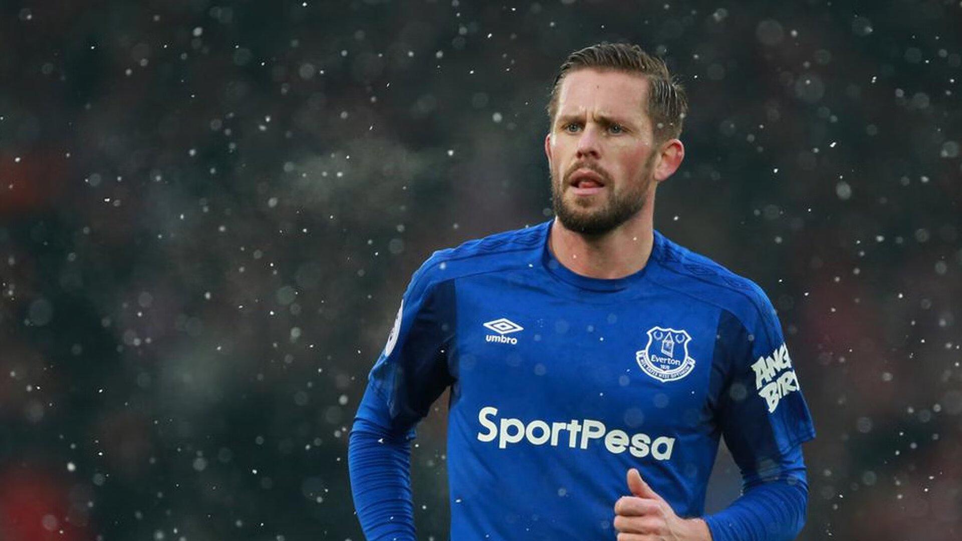 C罗摔倒吃黄牌后，洛夫伦的表情亮了